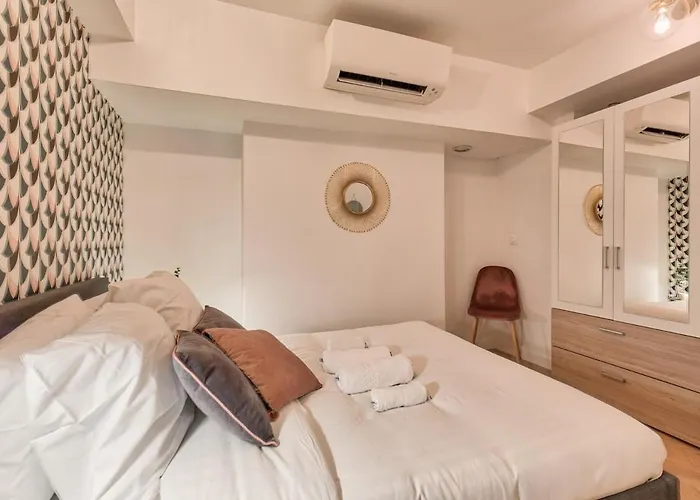 Appartement Quartier Plaine-Monceau 8P Rdc Paris, France