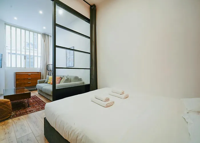Parisuites Central Canal Saint Martin Design & Luxe & Cosy, Francia