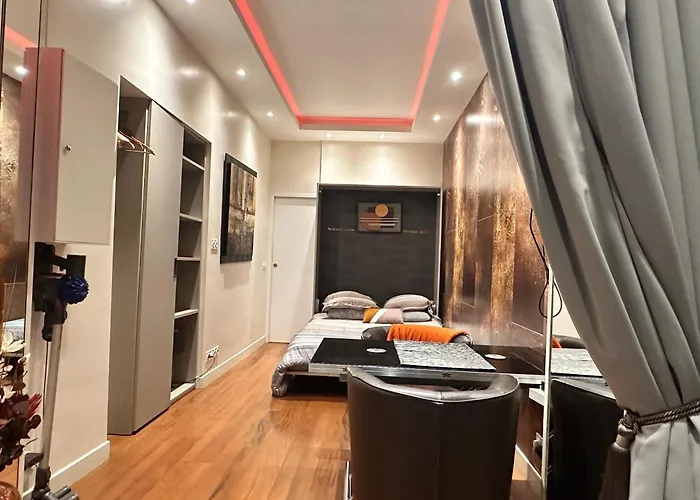 Studios Top Location For Louvre, Place Vendome, Champs-Elysees - Subway 1, 8, 12 Paris, France