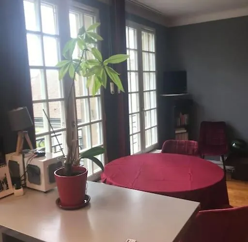 One Room Apartment In Paris Montmartre, Francia