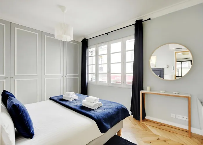 Pick A Flat'S Apartments In Montmartre - Rue Lepic Paris, France
