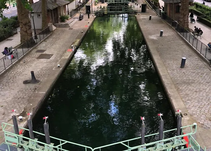 Canal St Martin Miss Dodu Paris, Frankreich