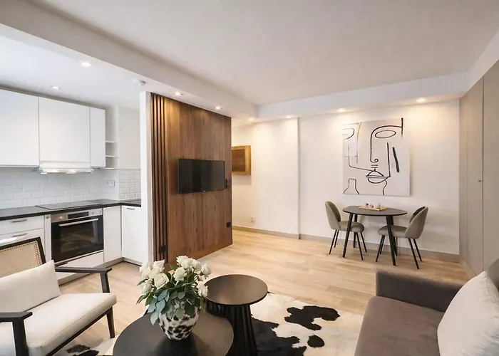 Champs-Elysees - Prestige Apartment With Lift Avenue Matignon Paris, França