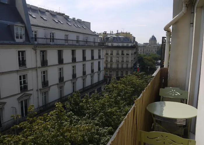 Appartement Lumineux Avec Balcon Au Coeur De Parigi, Francia